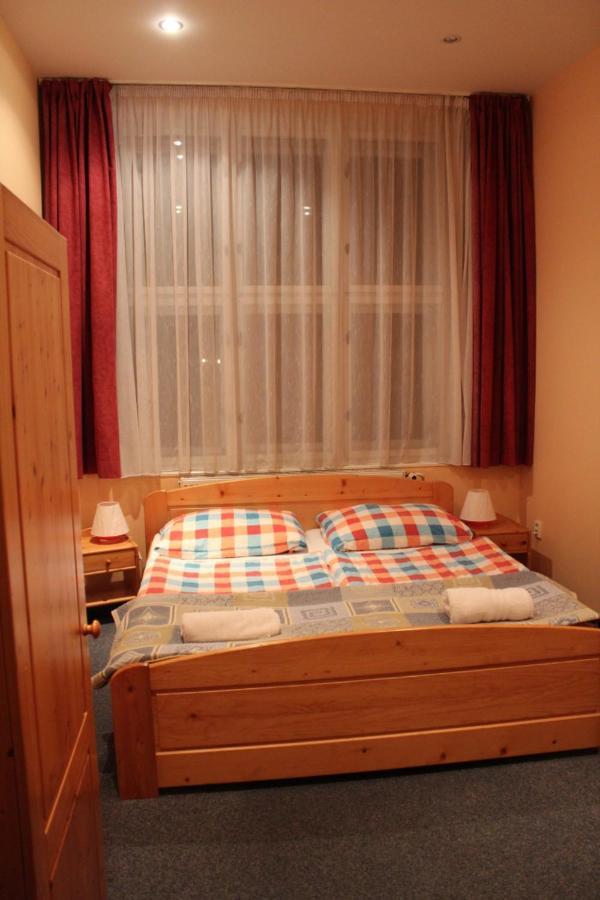 Hotel Obecna Skola Svaty Jan pod Skalou ภายนอก รูปภาพ