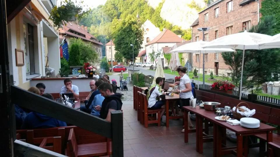 Hotel Obecna Skola Svaty Jan pod Skalou ภายนอก รูปภาพ